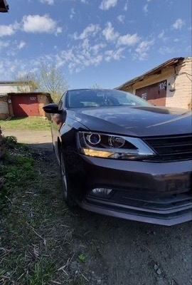 Фара Volkswagen Jetta после установки би-лед